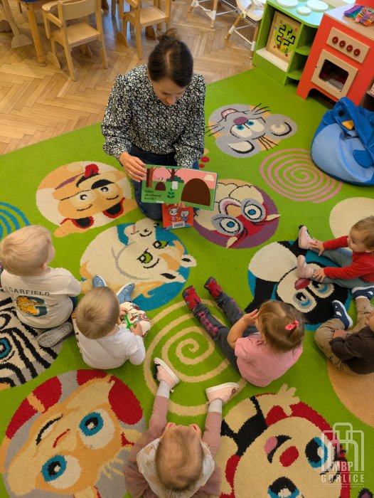 Biblioteka Gorlice, Pierwsze kroki… w świecie książek Dzieci słuchają książki o lisku